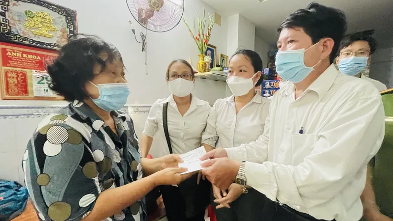 Thăm hỏi gia đình nạn nhân trong vụ cháy 2 người chết
