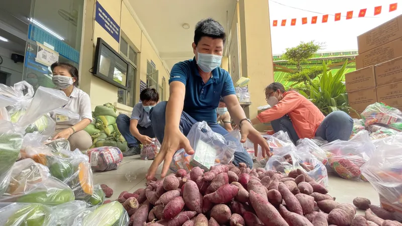 Chung tay chia sẻ cùng người dân khu cách ly
