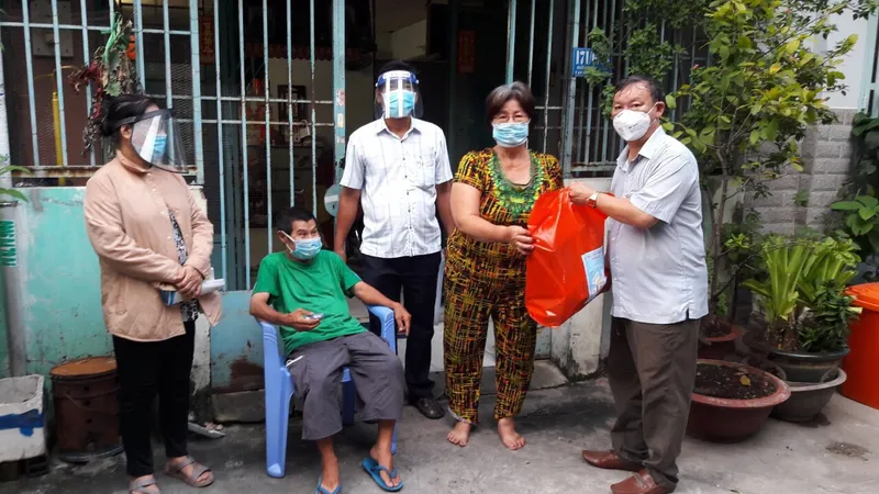 Hàng tỷ đồng hỗ trợ bà con, công nhân trong vùng phong tỏa