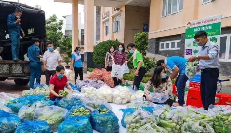 Tiếp sức người dân trong khu phong tỏa, lực lượng tuyến đầu chống dịch Covid-19