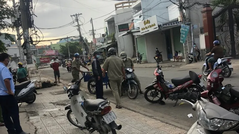 Quận Bình Tân phạt 44 trường hợp không đeo khẩu trang, tụ tập đông người