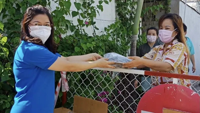 Trao tặng 1.432 phần quà đến công nhân ngừng việc do dịch Covid-19
