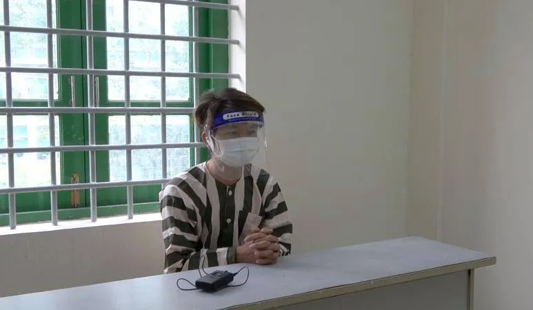 Đối tượng Hứa Hán Võ tại cơ quan điều tra. Ảnh: VĂN MINH