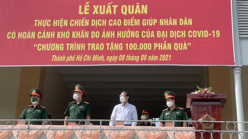 Bộ Tư lệnh TPHCM xuất quân trao tặng 100.000 phần quà giúp nhân dân gặp khó khăn do dịch Covid-19