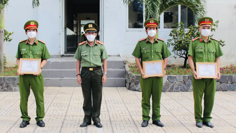 Cán bộ công an khống chế nam thanh niên ngáo đá, mắc Covid-19 đe doạ con tin