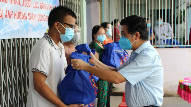 Đại biểu HĐND TPHCM trao tặng 10.000 phần quà đến công nhân, người lao động gặp khó khăn do dịch Covid-19