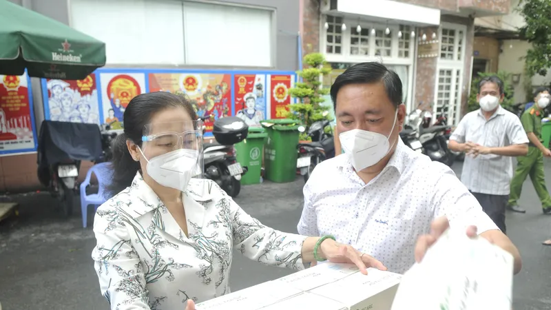 HĐND TPHCM trao tặng 100.000 khẩu trang cho lực lượng tuyến đầu chống dịch Covid-19