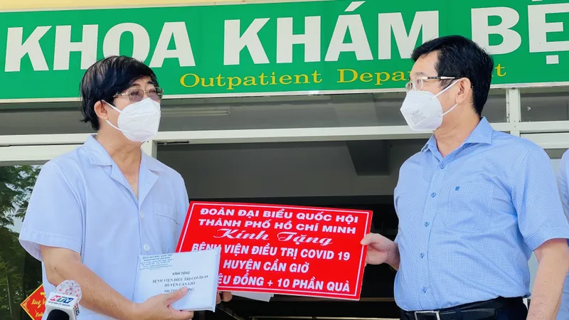 Đoàn đại biểu Quốc hội TPHCM thăm lực lượng tuyến đầu chống dịch Covid-19