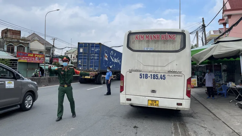 Các chốt kiểm soát dịch ở cửa ngõ TPHCM triển khai kiểm tra “di biến động dân cư”
