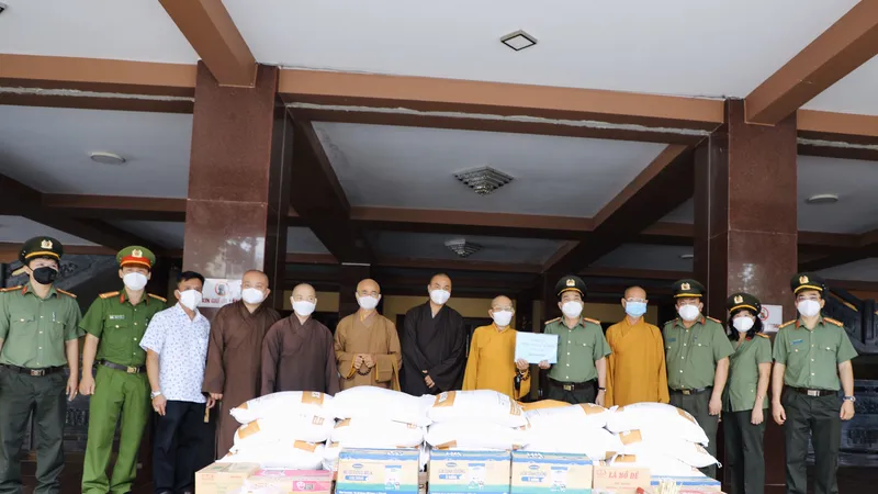 Công an TPHCM thăm, tặng quà hỗ trợ 2 cơ sở tôn giáo trên địa bàn thành phố
