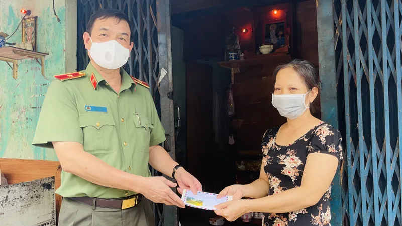 Trao gói an sinh, tặng quà cho người dân quận 10 khó khăn