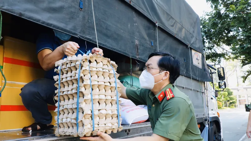 Bà con An Giang hỗ trợ 15 tấn nhu yếu phẩm cho cán bộ, chiến sĩ công an TPHCM