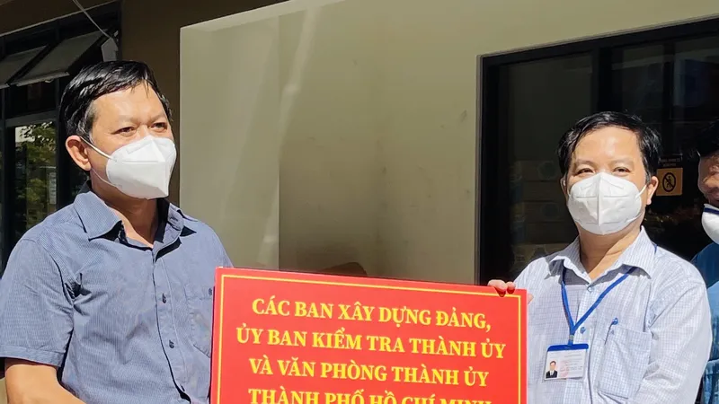 Ban Tổ chức Thành ủy TPHCM thăm hỏi, trao quà đến y, bác sĩ tuyến đầu chống dịch