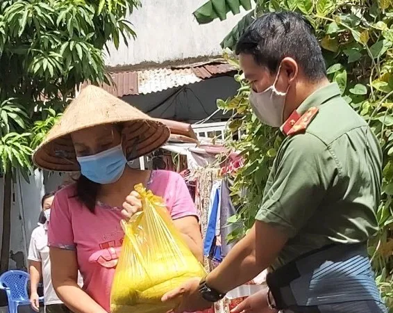 Công an TPHCM rà soát lập danh sách người dân khó khăn cần hỗ trợ