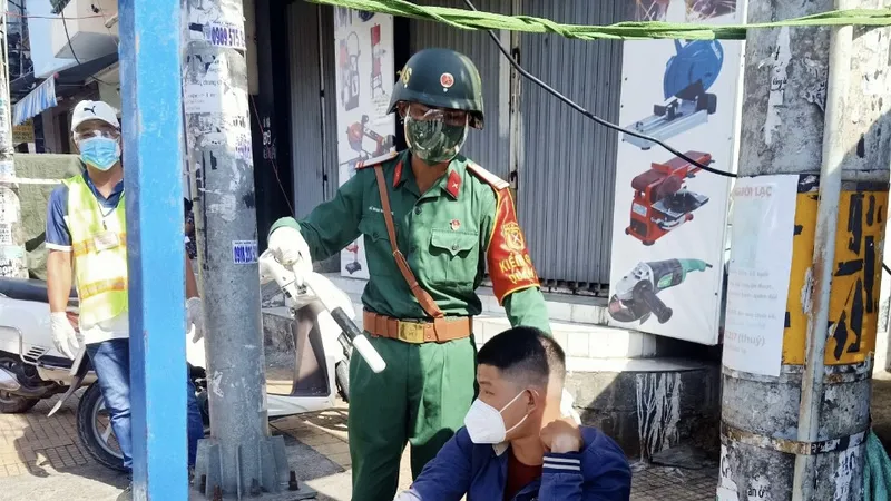 Chiến sĩ Trung đoàn Gia Định trực chốt kiểm soát bắt đối tượng tàng trữ ma tuý