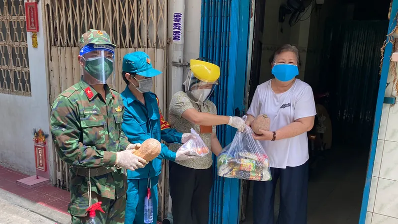 Bộ đội cùng cán bộ phường xã đưa nhu yếu phẩm đến tận nhà dân