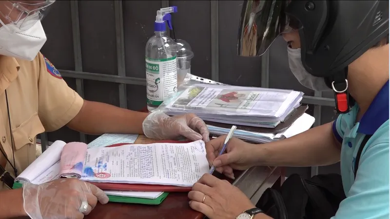 Công an TPHCM phát hiện người đi đường sử dụng giấy giả để qua chốt kiểm soát