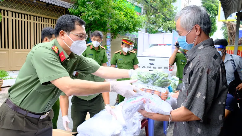 Lực lượng Công an TPHCM gõ cửa từng nhà bà con khó khăn trao nhu yếu phẩm