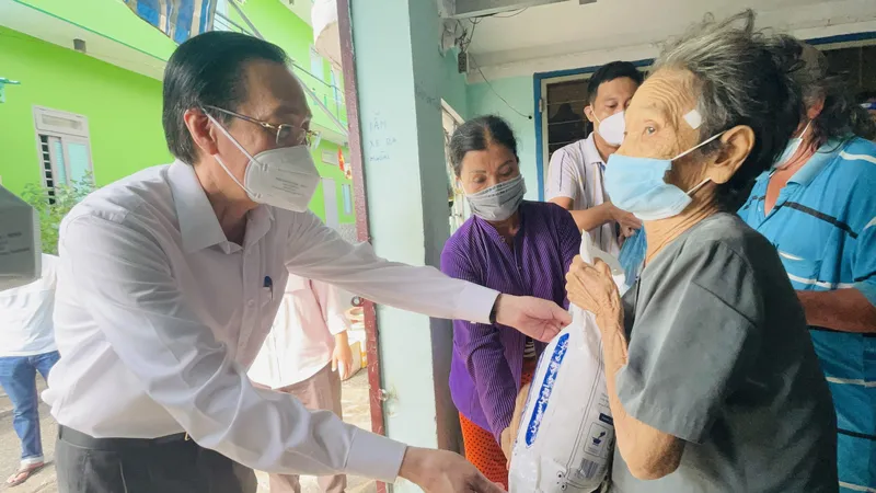 Để dân đói địa phương chịu trách nhiệm