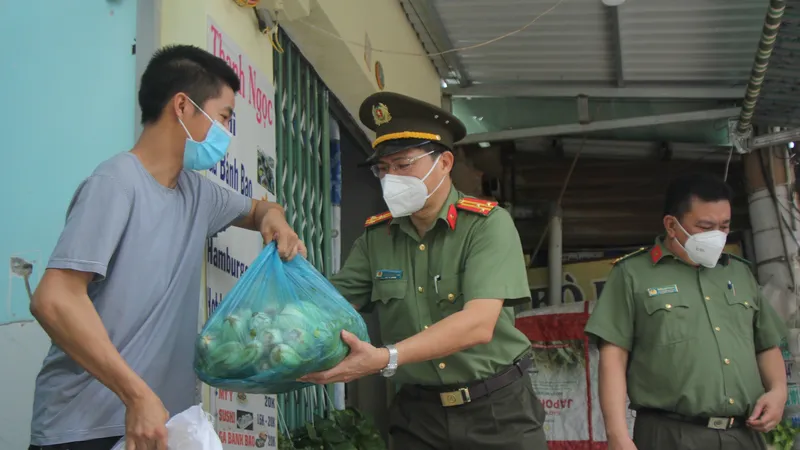 Công an gõ cửa từng nhà trao quà hỗ trợ bà con nghèo ở huyện Nhà Bè