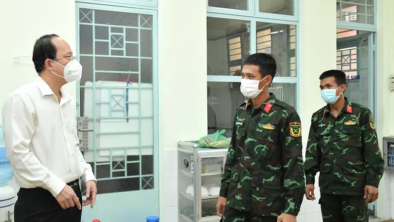 Phó Bí thư Thành ủy TPHCM Nguyễn Hồ Hải thăm hỏi chiến sĩ Sư đoàn Bộ binh 309. Ảnh: VIỆT DŨNG