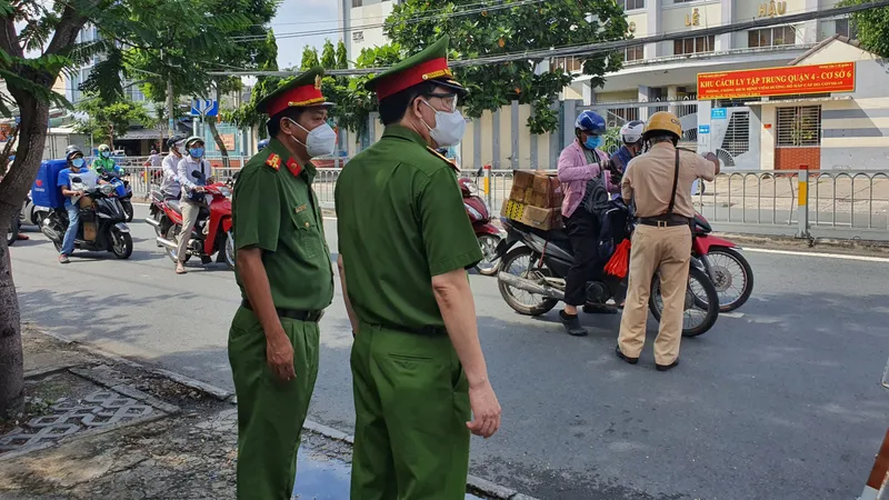 Thứ trưởng Bộ Công an kiểm tra đột xuất các chốt kiểm dịch tại TPHCM