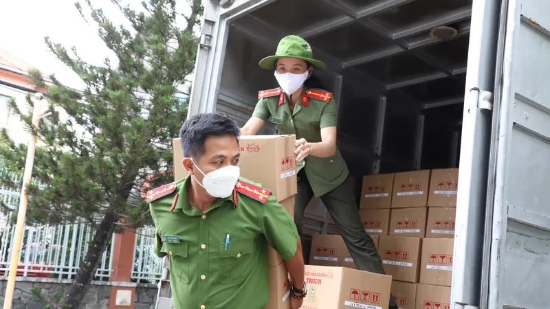 Cảnh sát hình sự trao nhu yếu phẩm đến người dân "vùng đỏ", "vùng cam"