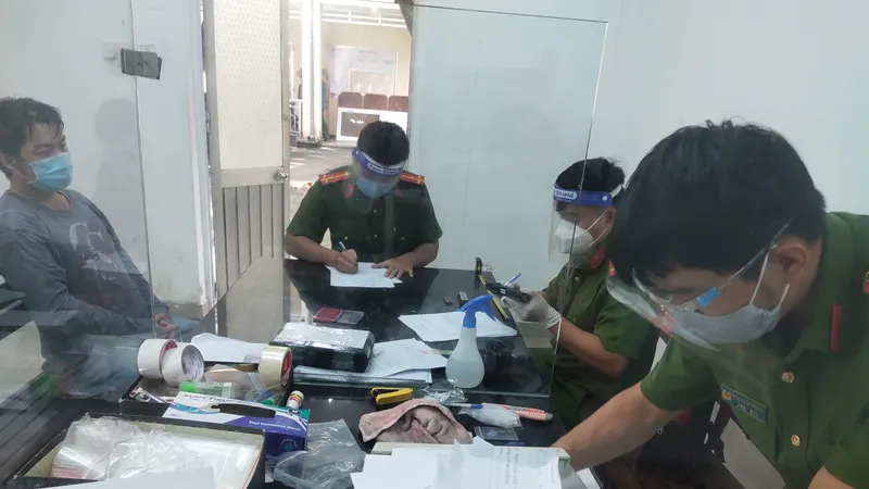 Lái xe ô tô chở ma túy, thủ súng ngắn “thông” chốt kiểm soát