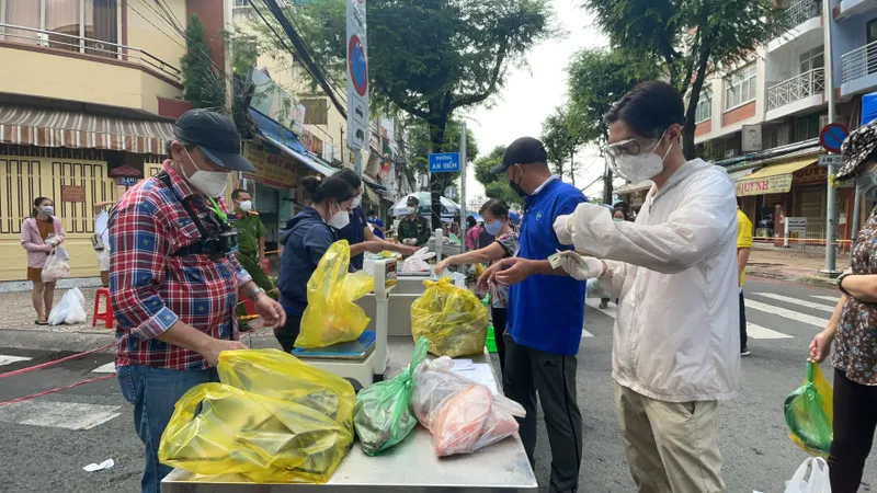 Quận 5 mở thêm chợ dã chiến phục vụ người dân vùng xanh