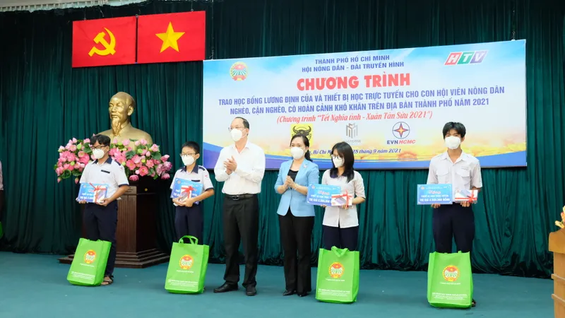 Hội Nông dân TPHCM trao 654 suất học bổng Lương Định Của cho học sinh khó khăn