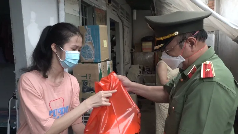 Công an TPHCM tiếp tục đến từng nhà dân hỗ trợ nhu yếu phẩm