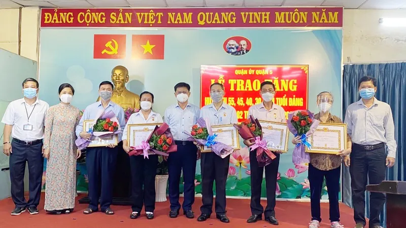 Quận 5 trao Huy hiệu Đảng cho đảng viên cao tuổi Đảng