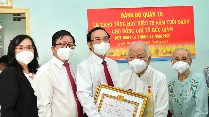 Bí thư Thành ủy TPHCM Nguyễn Văn Nên trao Huy hiệu 75 năm tuổi Đảng cho các đảng viên
