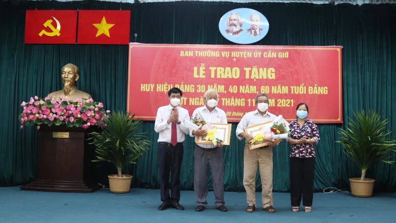 Huyện Cần Giờ trao Huy hiệu Đảng cho 5 đồng chí cao tuổi Đảng