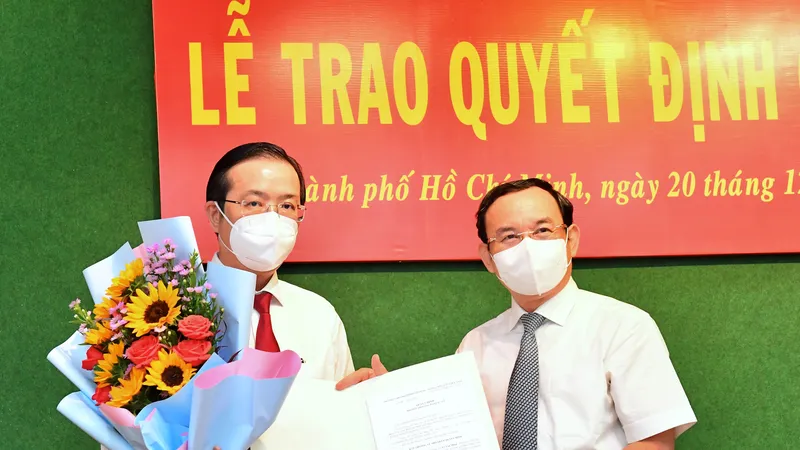 Bí thư Thành ủy TPHCM Nguyễn Văn Nên trao quyết định cho đồng chí Lê Văn Minh. Ảnh: VIỆT DŨNG