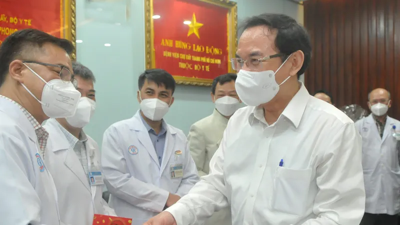Bí thư Thành ủy TPHCM Nguyễn Văn Nên: Tri ân các bác tài lái xe cứu thương