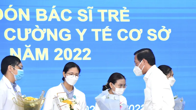 Chủ tịch UBND TPHCM Phan Văn Mãi chúc mừng các bác sĩ trẻ tăng cường về trạm y tế cơ sở. Ảnh: VIỆT DŨNG