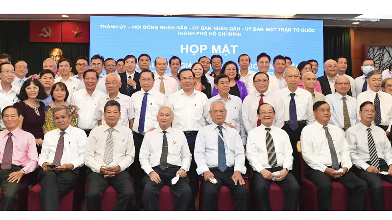 Lãnh đạo TPHCM chụp ảnh lưu niệm cùng các giáo sư, phó giáo sư, thầy thuốc tiêu biểu. Ảnh: VIỆT DŨNG