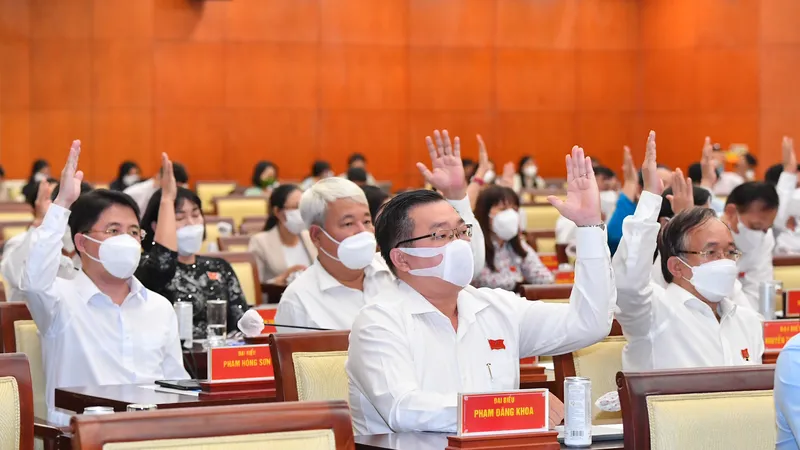 Các đại biểu HĐND TPHCM biểu quyết thông qua Nghị quyết kỳ họp. Ảnh: VIỆT DŨNG