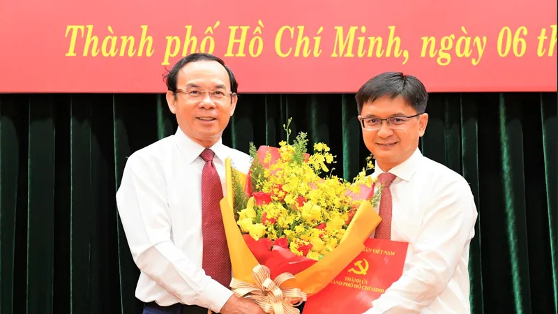 Bí thư Thành ủy TPHCM Nguyễn Văn Nên trao quyết định cho đồng chí Nguyễn Mạnh Cường. Ảnh: VIỆT DŨNG 
