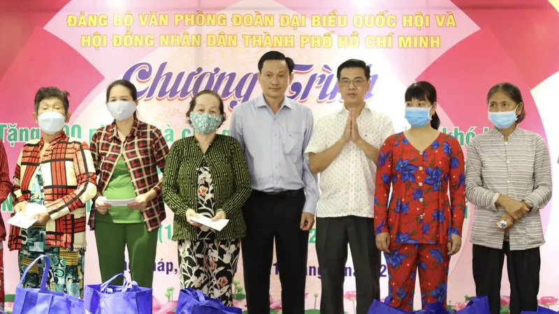 Văn phòng Đoàn ĐBQH và HĐND TPHCM trao 100 phần quà cho người dân khó khăn ở tỉnh Đồng Tháp