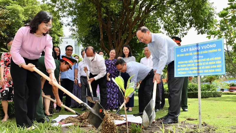 TPHCM trồng cây bàng vuông của quân và dân huyện đảo Trường Sa gửi tặng