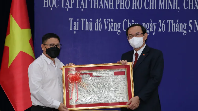 Bí thư Thành ủy TPHCM gặp gỡ cựu sinh viên Lào từng học tại TPHCM