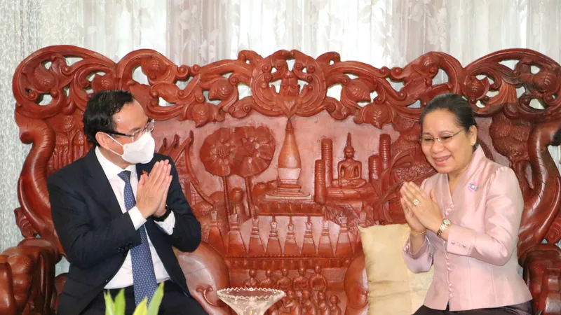 Bí thư Thành ủy TPHCM đến thăm gia đình cố Thủ tướng Lào và cố Chủ tịch Quốc hội Lào