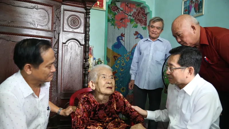 Lãnh đạo TPHCM thăm và chúc thọ các cụ tiêu biểu tròn 90 tuổi nhân ngày Người cao tuổi Việt Nam