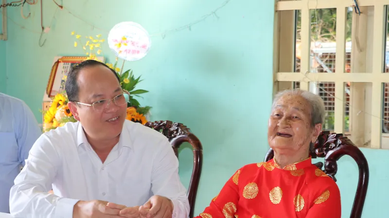 Phó Bí thư Thành ủy TPHCM Nguyễn Hồ Hải thăm, mừng thọ Mẹ Việt Nam Anh hùng