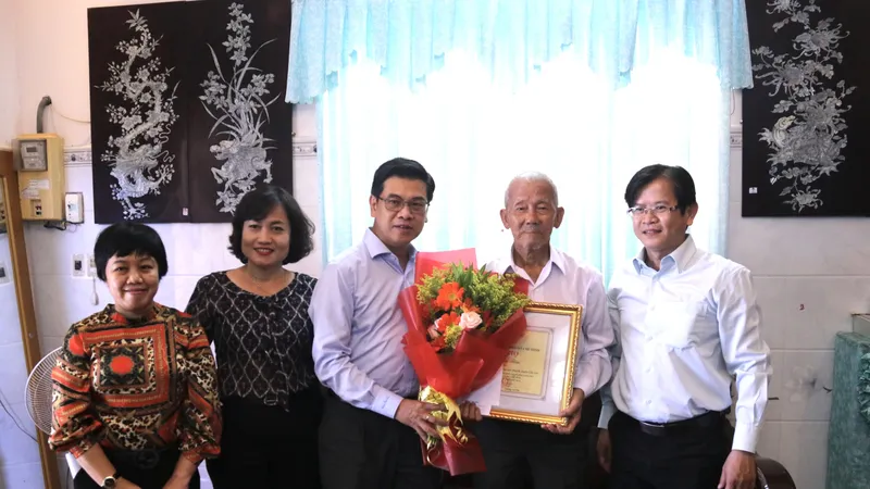 Phó Chủ tịch HĐND TPHCM Nguyễn Văn Dũng thăm các cụ tiêu biểu tròn 90 tuổi ở Cần Giờ