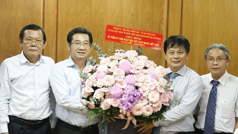 Lãnh đạo TPHCM thăm, chúc mừng các cơ quan báo chí