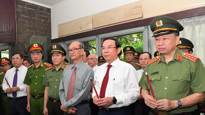 Bí thư Thành ủy TPHCM Nguyễn Văn Nên, Bộ trưởng Bộ Công an Tô Lâm thắp hương Đại tướng Mai Chí Thọ. Ảnh: VIỆT DŨNG