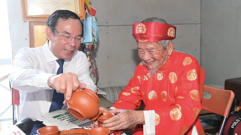 Bí thư Thành ủy TPHCM Nguyễn Văn Nên thăm, mừng đại thọ nhà nghiên cứu Nguyễn Đình Tư